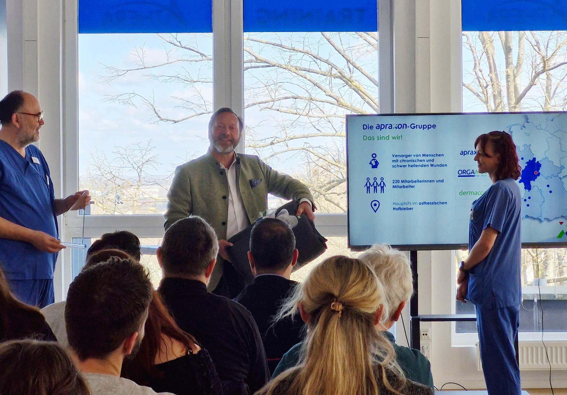 Till Wasner (Mitte) und Carsten Hampel-Kalthoff (links) bei der Eröffnung des ORGAMed-Standorts Unna